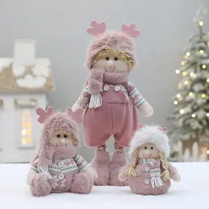 Primo piano del set di simpatiche bambole di peluche rosa, giocattolo morbido per natale.