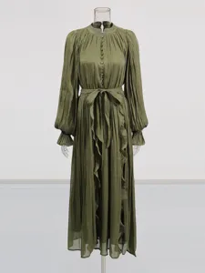 Robe longue plissée vintage à manches longues pour femme élégante unie avec ceinture.