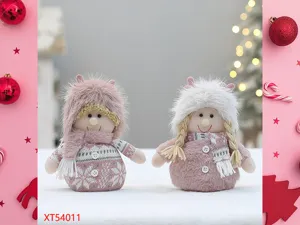 Vista dettagliata di bambole in peluche rosa, maglione lavorato a maglia per Natale.
