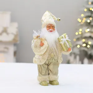 Detaillierte Nahaufnahme einer stehenden Weihnachtsmann Dekoration in edlem Weiß Gold.