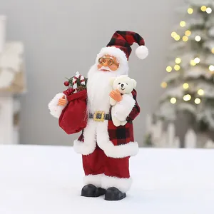 Detailansicht der 30cm stehenden Weihnachtsmann-Figur mit rot-schwarzem Karo-Outfit und Bär.