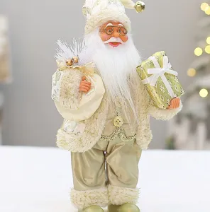 Nahaufnahme einer stehenden Weihnachtsmann-Figur in Gold und Weiß mit Geschenk.