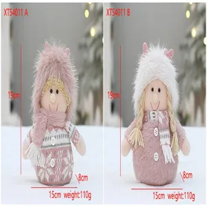Bambola di peluche rosa di Natale, ornamento da scrivania, design con cappotto peloso, 19cm.