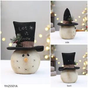 Bambola di pupazzo di neve in tessuto vintage con cappello ricamato, decorazione natalizia.