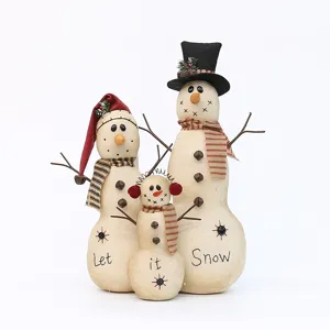 Set di bambole di famiglia di pupazzi di neve in tessuto per le decorazioni natalizie.