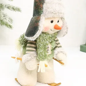 Bonito muñeco de nieve de peluche verde decoración de árbol de navidad con ropa de esquí.