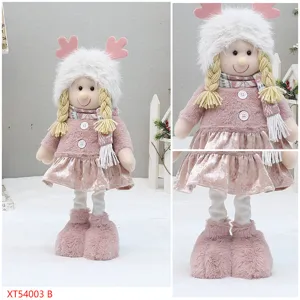 Vista dettagliata della morbida bambola di Natale in peluche rosa con corna di cervo e cappello.