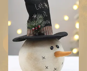 Primo piano di pupazzo di neve in lino retrò con cappello ricamato per decorazioni natalizie.