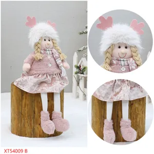 Primo piano dettagliato della bambola di peluche rosa con cappello di cervo e abito morbido.