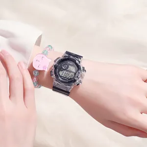 Détail de montre de sport numérique transparente avec affichage clair et bracelet stylé.