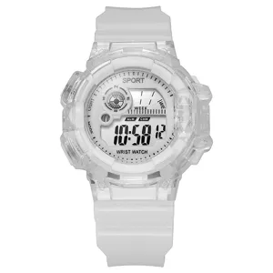 Vue rapprochée de la montre de sport numérique transparente avec bracelet en résine.