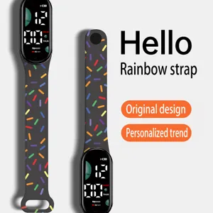 Primo piano dell'orologio sportivo elettronico nero con cinturino colorato a fantasia di coriandoli.