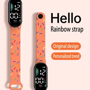 Braccialetto sportivo elettronico colorato, smartwatch fitness alla moda per l'uso quotidiano.