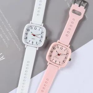 Quadratische Quarzuhr mit Silikonarmband für Teenager und Studenten in Weiß und Rosa.