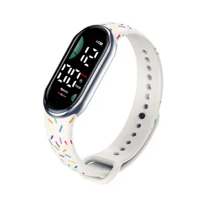 Orologio sportivo elettronico per bambini con cinturino in silicone stampato e display LED.