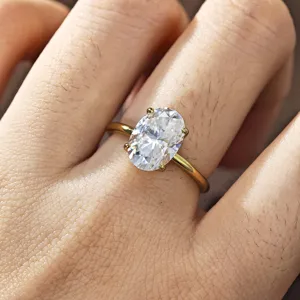Nahaufnahme des 2-Karat ovalen Moissanit-Rings mit goldenem Band und funkelndem Silberglanz