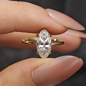 Gros plan détaillé d'une bague en moissanite taille marquise avec une pierre scintillante.