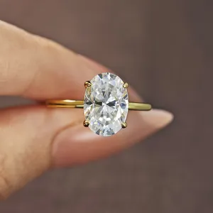 Detailansicht eines eleganten 2-Karat ovalen Moissanitrings mit glänzendem Goldband.
