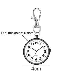 Vue de détail de montre de poche à quartz avec cadran de 4cm et épaisseur 0,8cm.