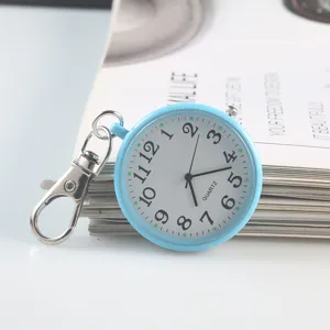 Vue détaillée d'une montre de poche à quartz bleue portable avec porte-clés et grands chiffres.