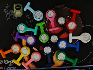 Bunte Silikon Schwesternuhren Detailansicht, Quarz Taschenuhr für medizinisches Personal.