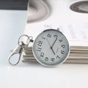 Vue rapprochée d'une montre de poche à quartz portable avec porte-clés et cadran à chiffres clairs.