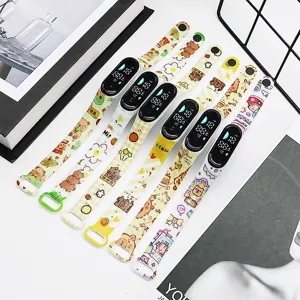 Primo piano di simpatici orologi LED con stampa capibara e cinturino in morbido silicone.