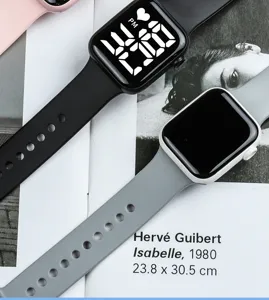 Nahaufnahme der stilvollen quadratischen digitalen LED-Uhr mit bequemem Silikonarmband.