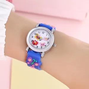 Vista di dettaglio ravvicinata dell'orologio al quarzo per bambini con cinturino blu.