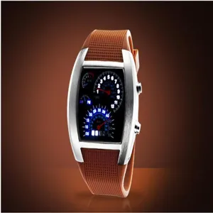 Detailaufnahme der Aviation LED Uhr mit gebogenem Metallgehäuse und speziellem Zifferblatt.