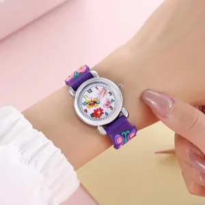 Vista dettagliata del grazioso orologio al quarzo per bambini con cinturino viola.