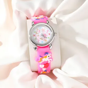 Primo piano dettagliato di un orologio al quarzo da bambini unicorno 3D con cinturino in silicone.