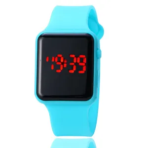 Hellblaue Silikonarmband quadratische LED Digital Elektronik Uhr Frontansicht Studiobild