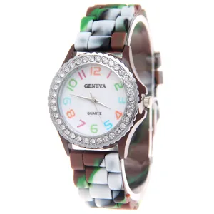 Kamouflage Silikonarmband Damenuhr mit bunten Ziffern und funkelnder Strass Lünette.