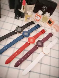 Koreanische Damen Quarzwatch mit Diamantschliff Zifferblatt und Lederarmband Set.
