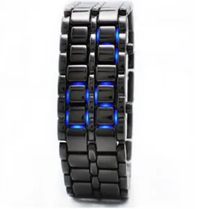 Schwarze Metall LED Digitaluhr mit einzigartigem doppelten Gliederband Detailansicht