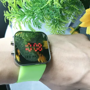 Modische quadratische LED Elektronikuhr mit Silikonarmband und digitaler Spiegelanzeige.