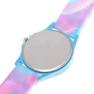Detaillierte Ansicht der Rückseite und des bunten Silikonarmbands der Schüleruhr.