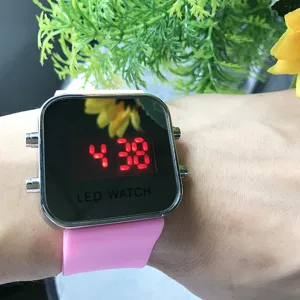 Rosa quadratische LED Digitaluhr mit Silikonarmband fuer modische Studenten und Alltag.