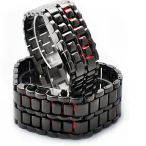 Schwarze Metall LED Lava Uhr mit einzigartigem Gliederarmband Design und roter Anzeige.