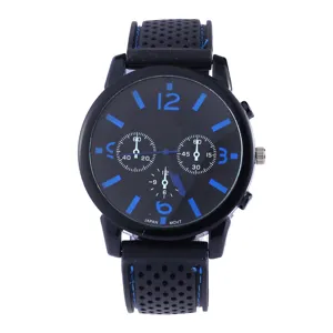 Detailansicht der Herren Quarz Sportuhr mit schwarzem Zifferblatt und Silikonarmband.