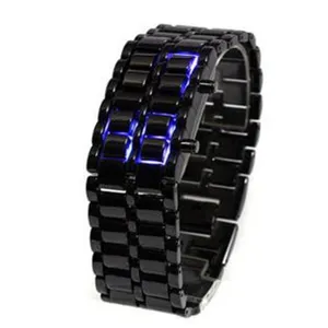 Detailansicht einer kreativen schwarzen Metall LED Digitaluhr mit blau leuchtendem Display.