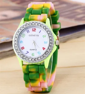 Damen Bonbonfarbe Tarnung Silikon Quarz Uhr mit Strass Lünette und bunten Ziffern.