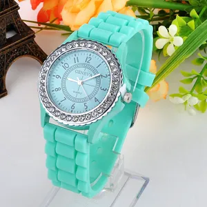 Mintgruene Silikon Strass Quarz Damenuhr mit Geneva Zifferblatt und glitzernden Steinen.