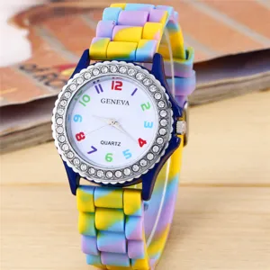 Bunte Silikonarmband Quarzuhr mit Strass-Lünette und mehrfarbigen Zifferblattdetails.