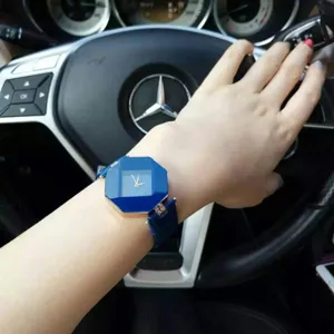 Damen geometrische Kristall Quarz Uhr Detailansicht, blaues facettiertes Zifferblatt Leder.