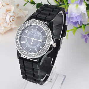 Schwarze Silikon Quarzuhr mit Strass Lünette für Damen Alltag Mode und schicken Stil.