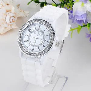 Weißes Silikonarmband Quarzuhr mit Strass-Lünette, elegante Damen Modeuhr für den Alltag.