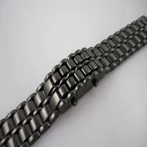 Schwarzes mehrreihiges Metall-Uhrenarmband oder Mode LED Uhr für den täglichen Gebrauch.