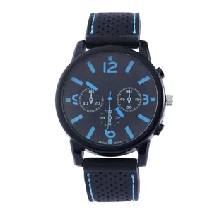 Herren Quarzwatch Zifferblatt Detail, schwarzes Zifferblatt, blaue Zahlen und Kautschukarmband.